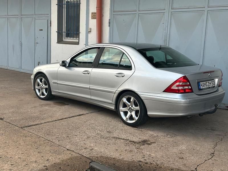 Silber Gebraucht 2005 Mercedes C220 Sport Edition Limousine | 2.799 € - Bild 1/4
