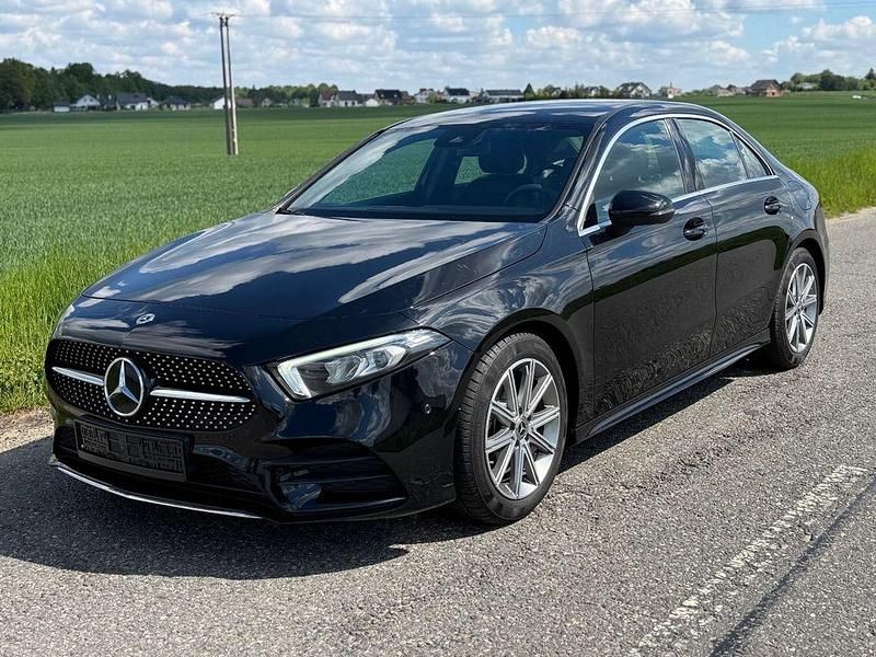 Schwarz Gebraucht 2020 Mercedes A180 Limousine | 23.899 € (Etwas zu teuer) - Bild 1/4
