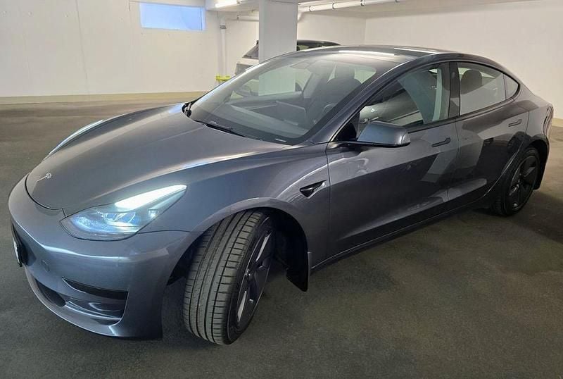 Grau Gebraucht 2022 Tesla Model 3 RWD Limousine | 26.900 € (Fairer Preis) - Bild 1/4