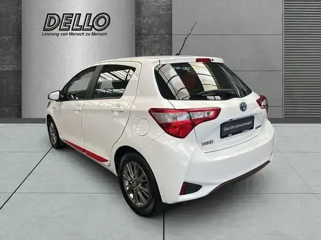 Gebraucht Toyota Yaris Hybrid Basis 101 PS (74 kW) 2017 Weiß Limousine