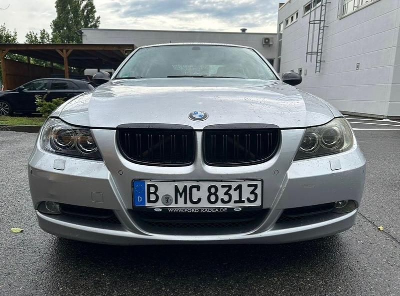 Silber Gebraucht 2004 BMW 320 Sport Line Limousine | 4.399 € (Fairer Preis) - Bild 1/4