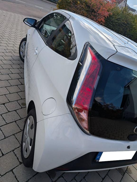 Gebraucht Toyota Aygo 69 PS (50 kW) 2014 Weiß Kleinwagen