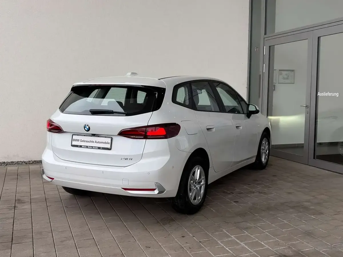 Gebraucht BMW 218 Active Tourer 136 PS (100 kW) 2023 Mineralweiß metallic Van / Kleinbus