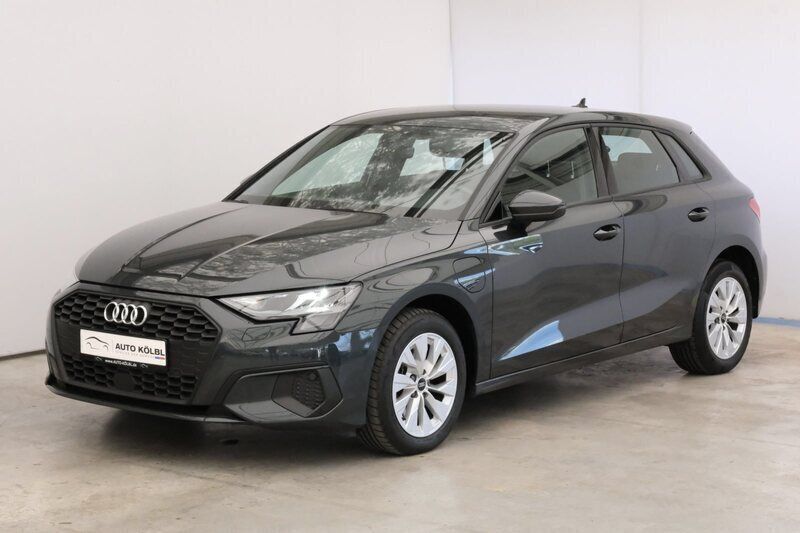 Grau metallic Gebraucht 2022 Audi A3 Sportback e-tron Comfort Limousine | 26.990 € (Etwas zu teuer) - Bild 1/4