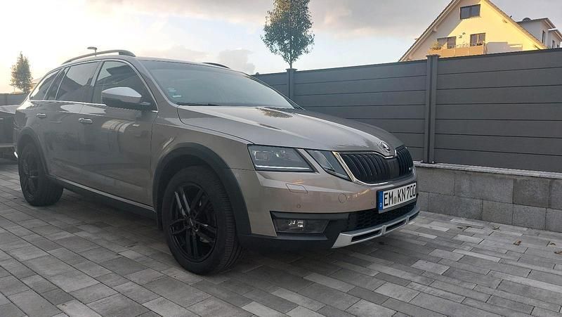 Beige Gebraucht 2017 Skoda Octavia Scout Kombi | 19.400 € - Bild 1/4
