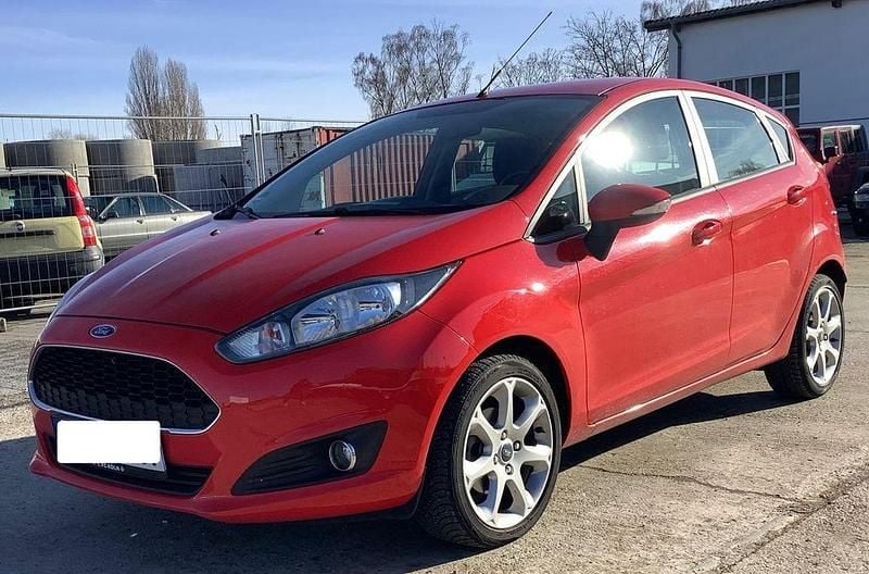 Rot Gebraucht 2016 Ford Fiesta Celebration Limousine | 5.690 € (Fairer Preis) - Bild 1/4