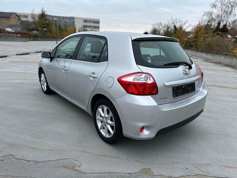Gebraucht Toyota Auris Life 132 PS (97 kW) 2012 Silber Limousine