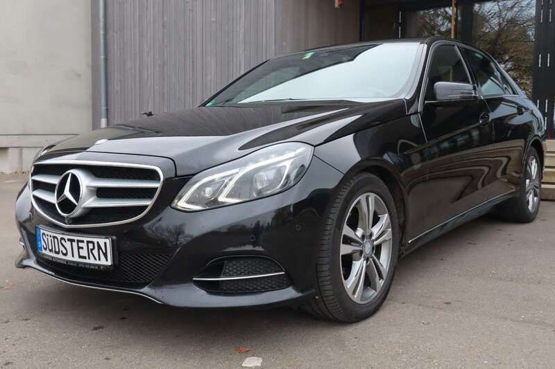 Obsidianschwarz metalliclack Gebraucht 2013 Mercedes E350 Avantgarde Limousine | 13.990 € (Superpreis) - Bild 1/4