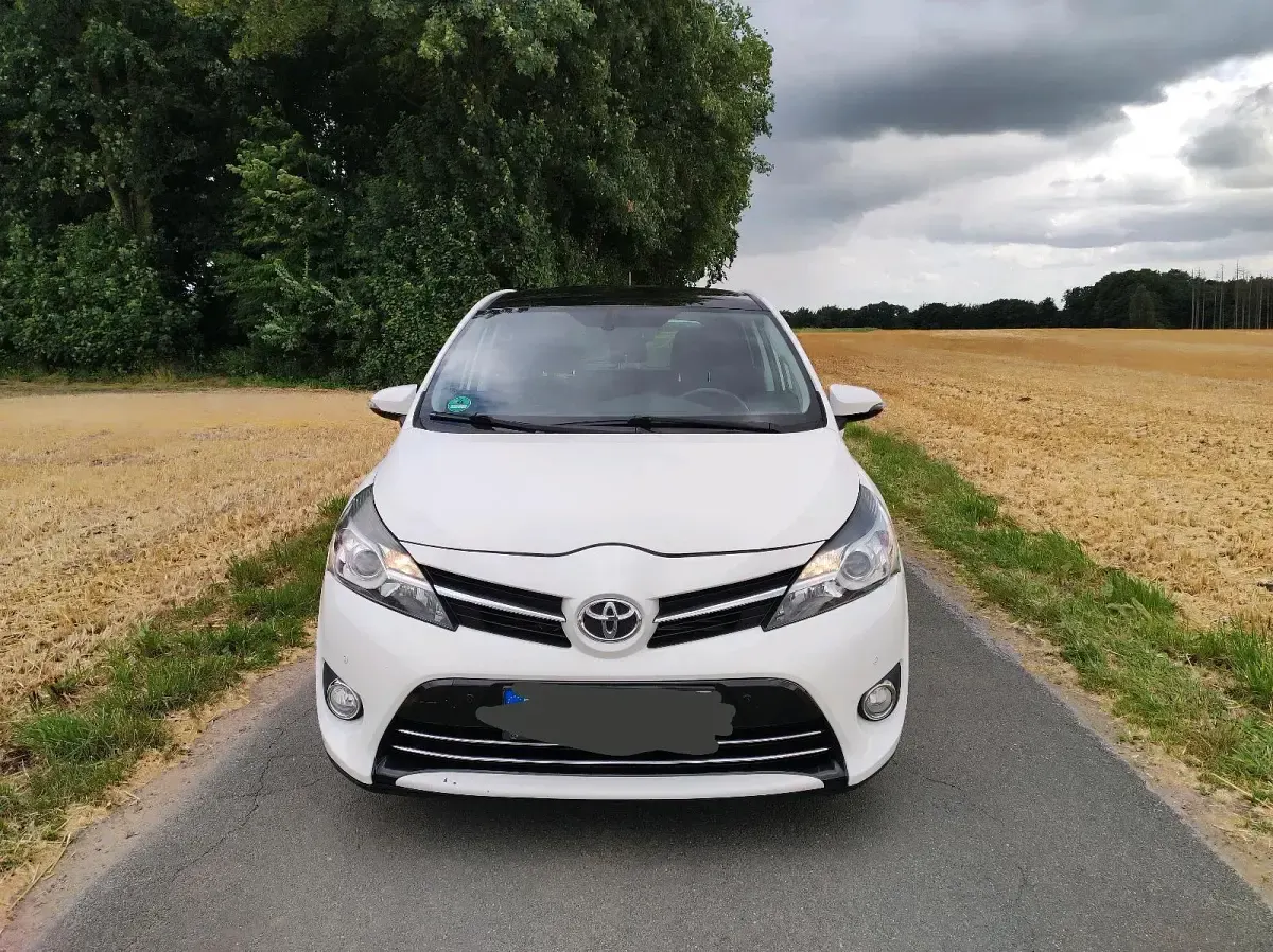 Gebraucht Toyota Verso 124 PS (91 kW) 2013 Weiß Van / Kleinbus