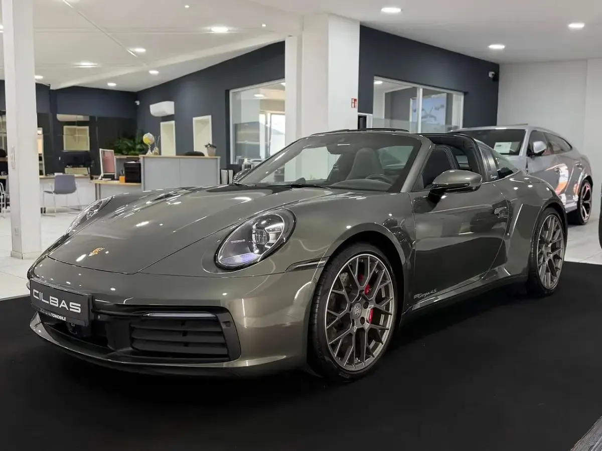 Gebraucht Porsche 911 450 PS (330 kW) 2021 Aventuringrünmetallic Coupé