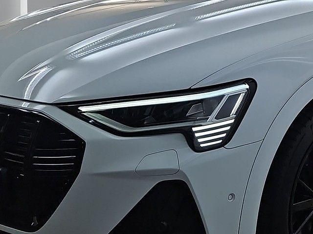 Gebraucht Audi e-tron Black Edition 300 kW (408 PS) 2022 Gletscherweiß metallic SUV