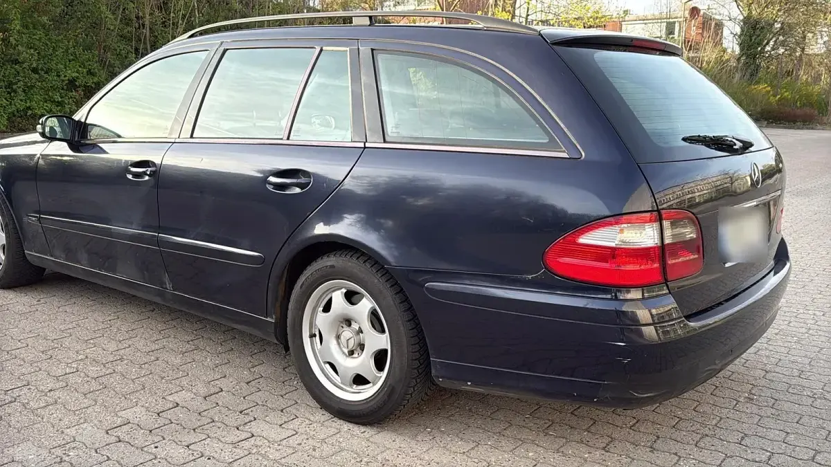 Usado Mercedes E220 150 CV (110 kW) 2004 Azul Familiar