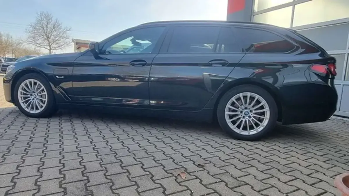 Gebraucht BMW 530e 184 PS (135 kW) 2021 Saphirschwarz metall (metallic) Kombi