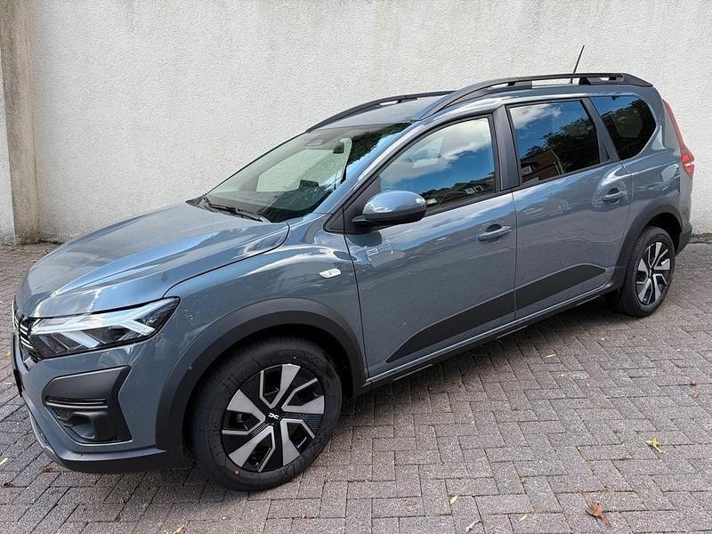 Neu Dacia Jogger Expression 110 PS (80 kW) 2025 Grau Van / Kleinbus