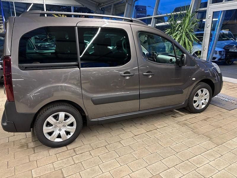 Gebraucht Peugeot Partner Tepee Outdoor 110 PS (80 kW) 2018 Lackierung moka/metalliclacki Van / Kleinbus