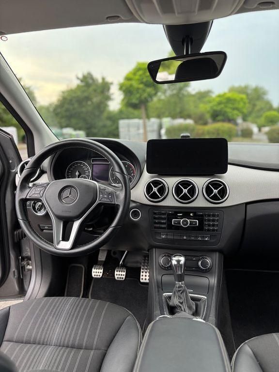 Grau Gebraucht 2013 Mercedes B180 Sport Van / Kleinbus | 10.495 € (Superpreis) - Bild 1/4