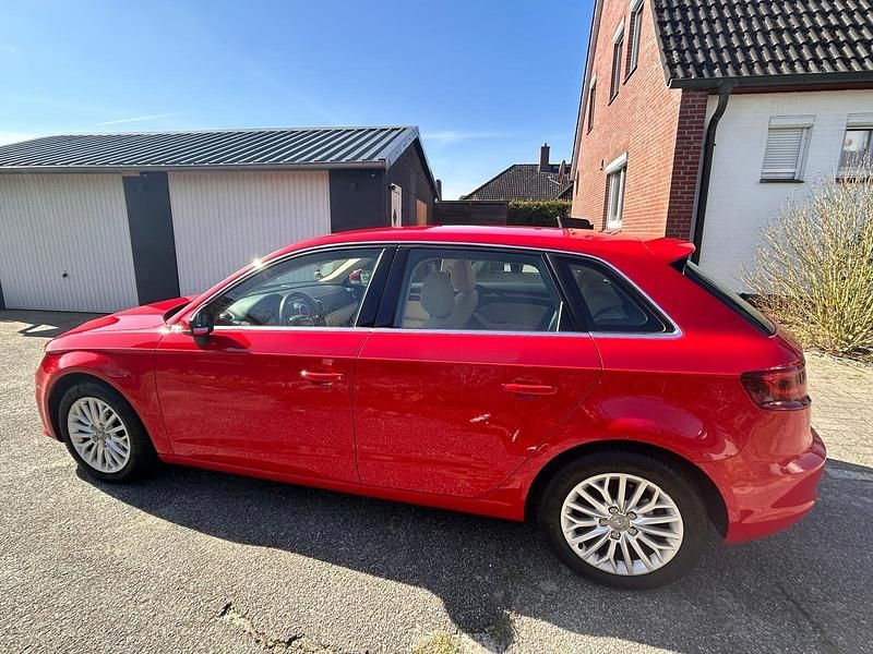 Gebraucht Audi A3 Sportback 126 PS (92 kW) 2013 Rot Kleinwagen