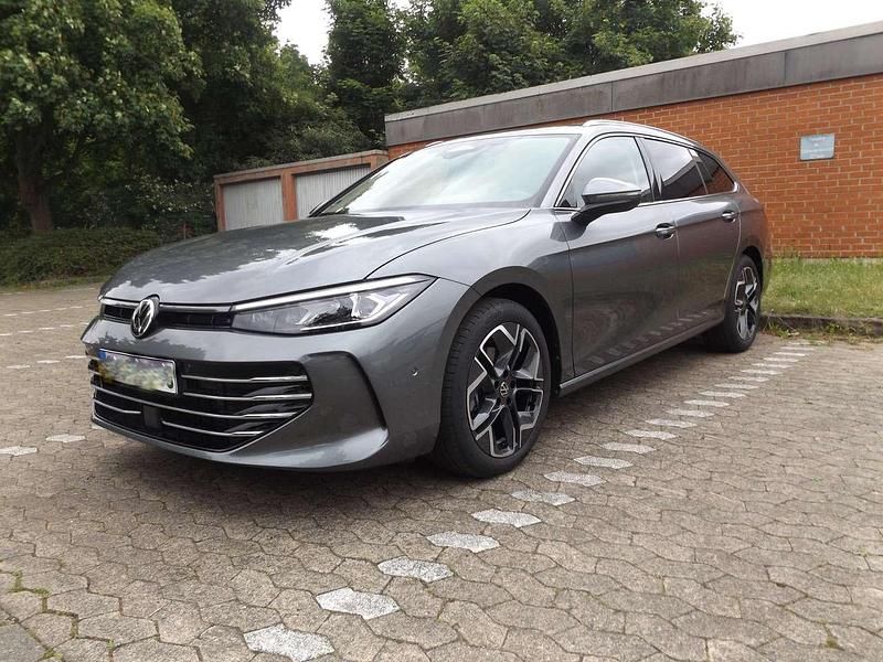 Grau Gebraucht 2024 VW Passat Elegance Kombi | 41.700 € (Fairer Preis) - Bild 1/4