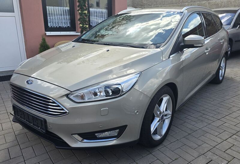 Grau Gebraucht 2015 Ford Focus Titanium Limousine | 6.960 € (Fairer Preis) - Bild 1/4