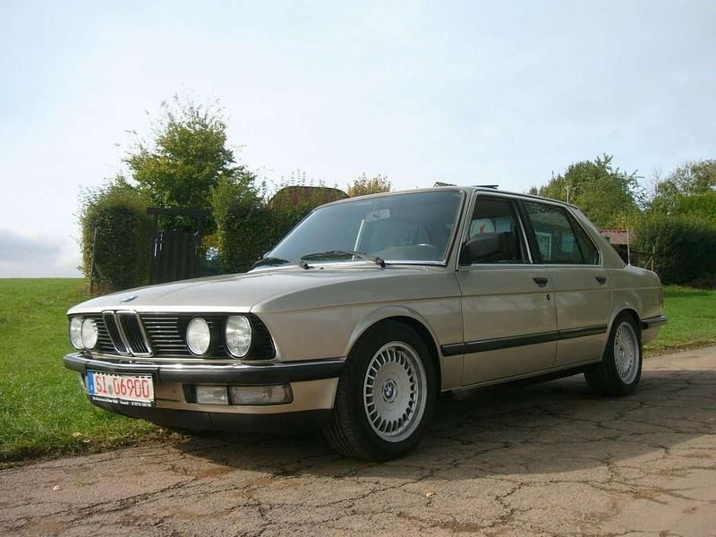 Bronzitbeige Gebraucht 1985 BMW 528 Limousine | 7.528 € - Bild 1/4