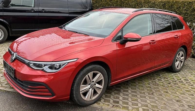 Rot Gebraucht 2021 VW Golf VIII Life Kombi | 18.450 € (Fairer Preis) - Bild 1/4