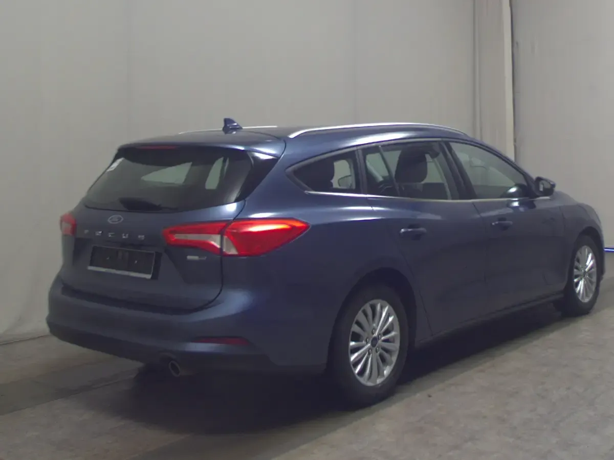 Używany Ford Focus Titanium 125 KM (91 kW) 2021 Brązowy Sedan/Limuzyna