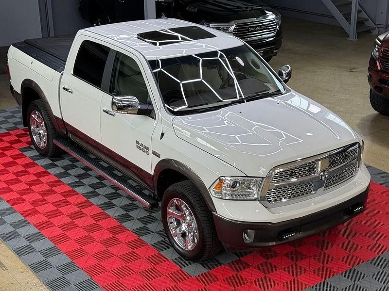 Weiß Gebraucht 2017 Dodge Ram Abholung | 41.895 € (Fairer Preis) - Bild 1/4
