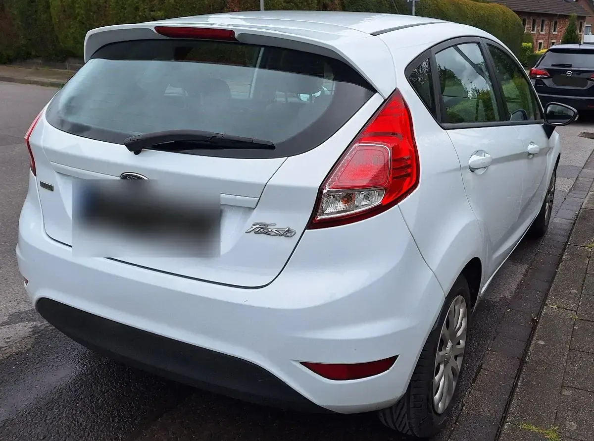 Gebraucht Ford Fiesta 95 PS (69 kW) 2012 Weiß Kleinwagen