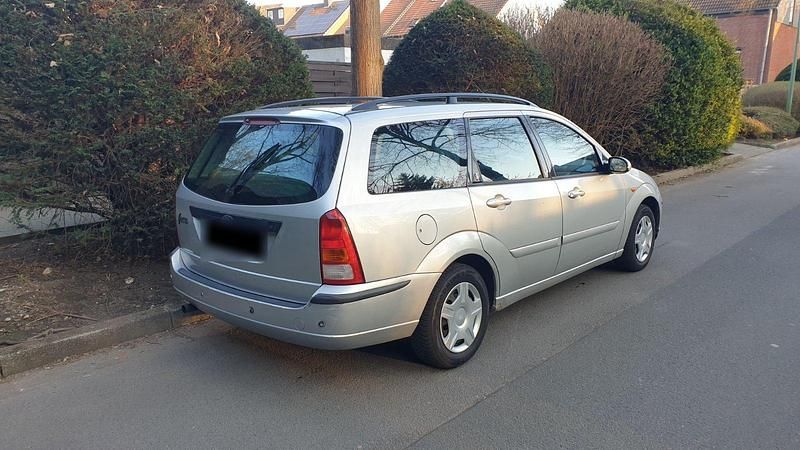 Gebraucht Ford Focus Ghia 101 PS (74 kW) 2002 Silber Kombi