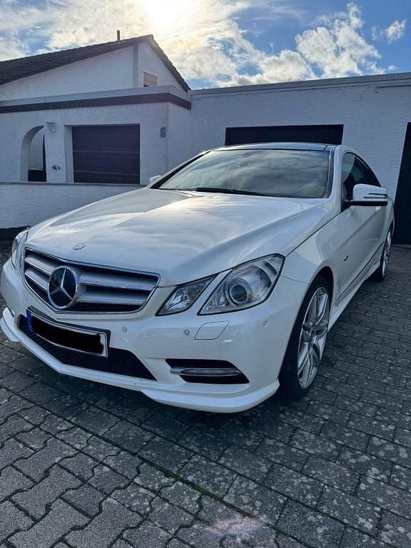 Weiß Gebraucht 2012 Mercedes E350 AMG Coupé | 17.490 € (Etwas zu teuer) - Bild 1/4