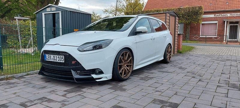 Gebraucht Ford Focus ST 250 PS (183 kW) 2014 Weiß Kombi