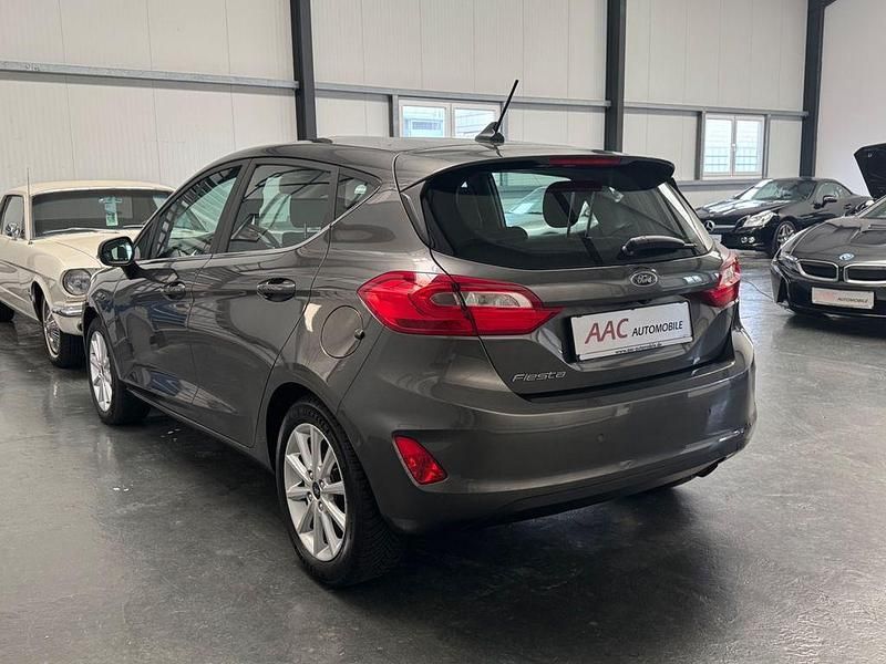 Gebraucht Ford Fiesta Titanium 101 PS (74 kW) 2019 Grau Limousine