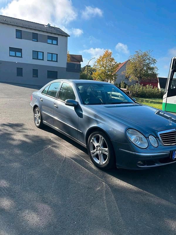 Blau Gebraucht 2005 Mercedes E350 Limousine | 4.250 € (Fairer Preis) - Bild 1/4