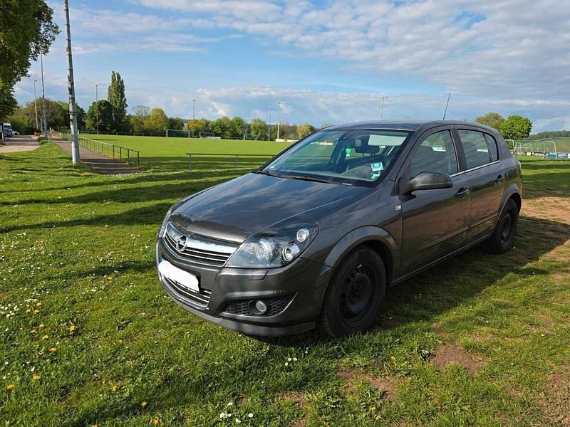 Grau Gebraucht 2009 Opel Astra Edition Limousine | 3.500 € - Bild 1/4