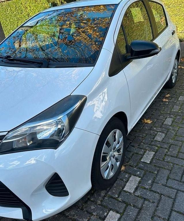 Gebraucht Toyota Yaris 69 PS (50 kW) 2015 Weiß Kleinwagen