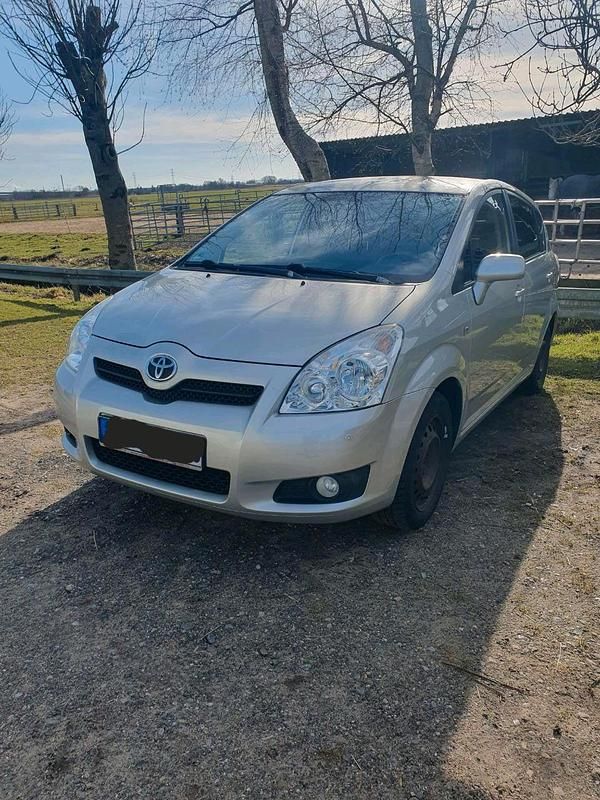 Gebraucht Toyota Corolla Verso Team 129 PS (94 kW) 2009 Silber Van / Kleinbus