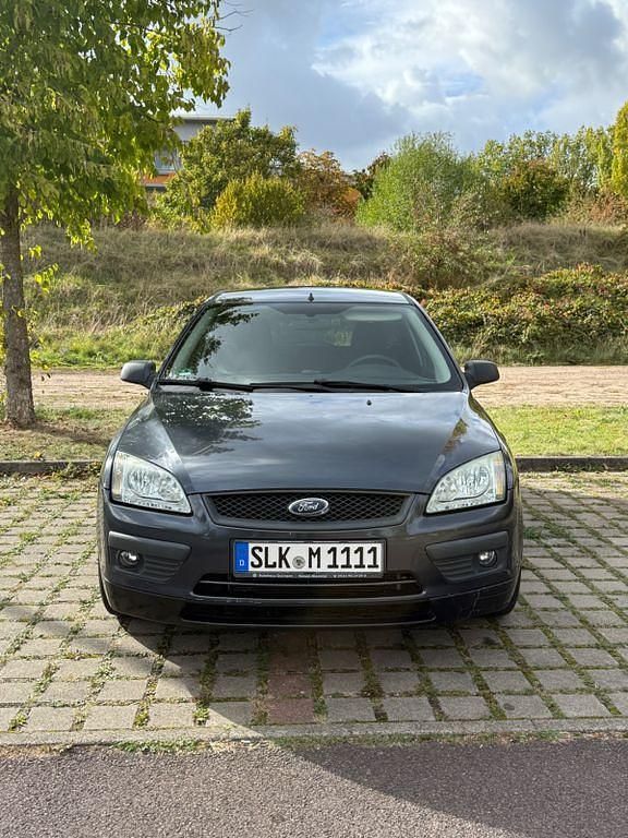 Grau Gebraucht 2006 Ford Focus Style Limousine | 2.700 € (Fairer Preis) - Bild 1/4