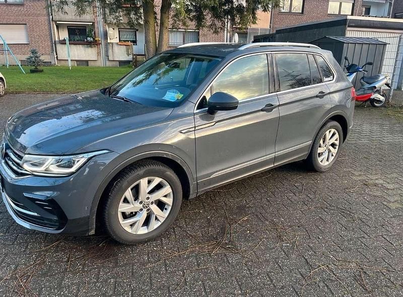 Grau Gebraucht 2021 VW Tiguan Elegance SUV | 26.000 € (Guter Preis) - Bild 1/4