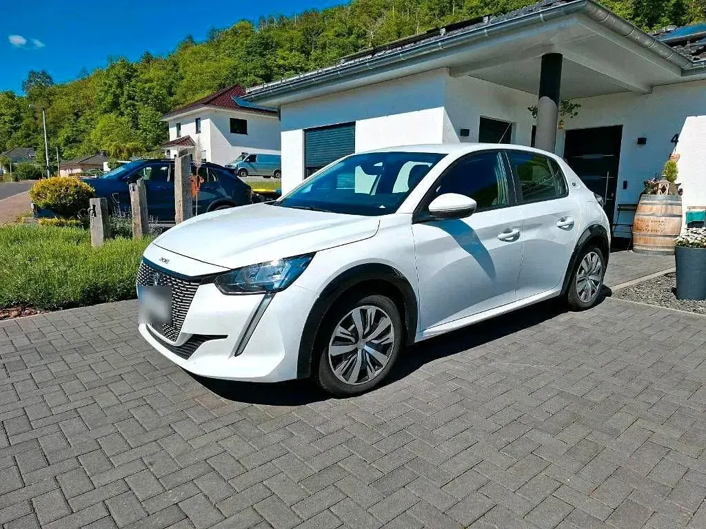 Gebraucht Peugeot e-208 Active 100 kW (136 PS) 2021 Weiß Kleinwagen
