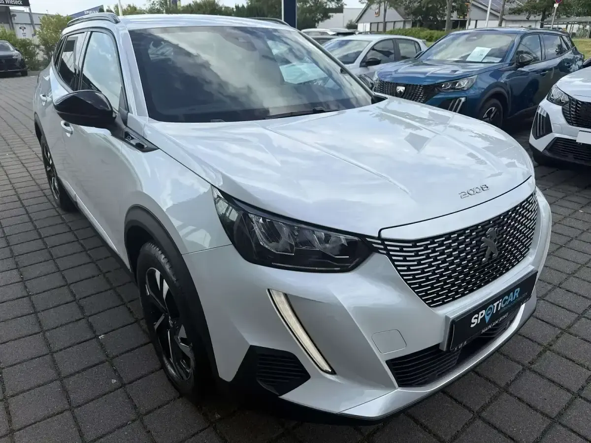 Gebraucht Peugeot 2008 Allure 100 kW (136 PS) 2023 Weiß SUV