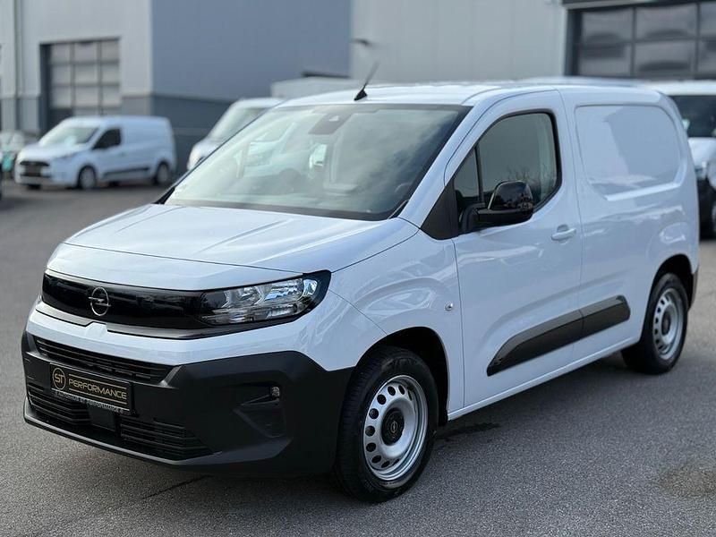 Używany Opel Combo 102 KM (75 kW) 2024 Biały Minivan