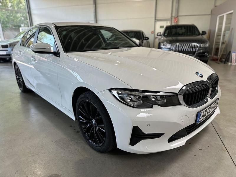 Weiß Gebraucht 2022 BMW 318 Advantage Limousine | 23.950 € (Guter Preis) - Bild 1/4