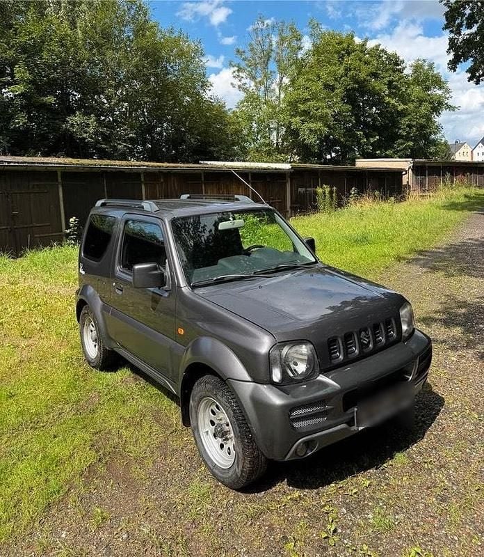 Grau Gebraucht 2011 Suzuki Jimny SUV | 8.400 € (Fairer Preis) - Bild 1/4