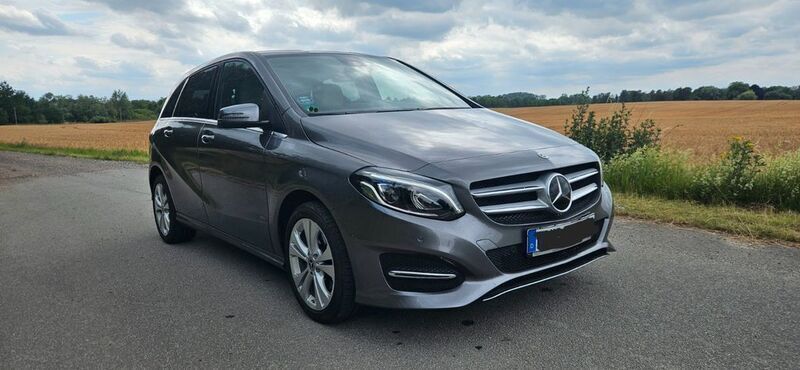 Grau Gebraucht 2018 Mercedes B220 Van / Kleinbus | 22.999 € (Guter Preis) - Bild 1/4