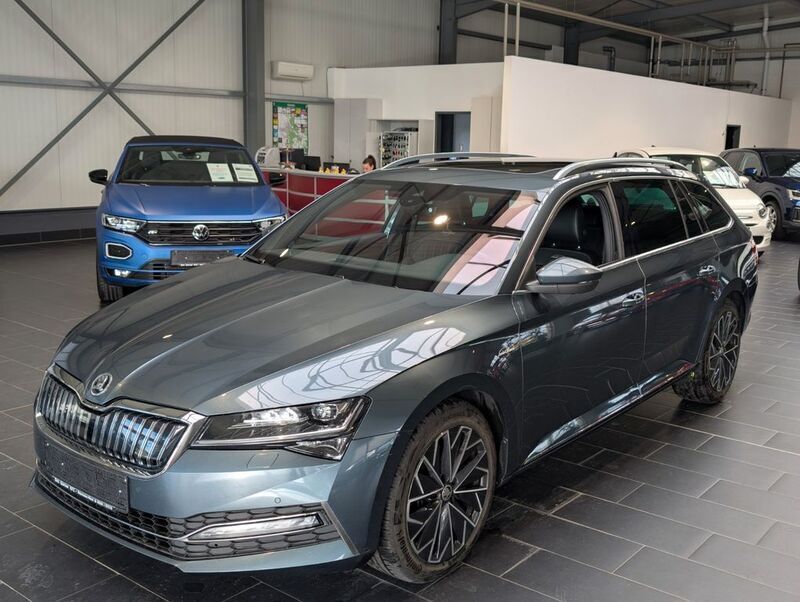 Grau Gebraucht 2020 Skoda Superb LAURIN & KLEMENT Kombi | 21.900 € (Fairer Preis) - Bild 1/4