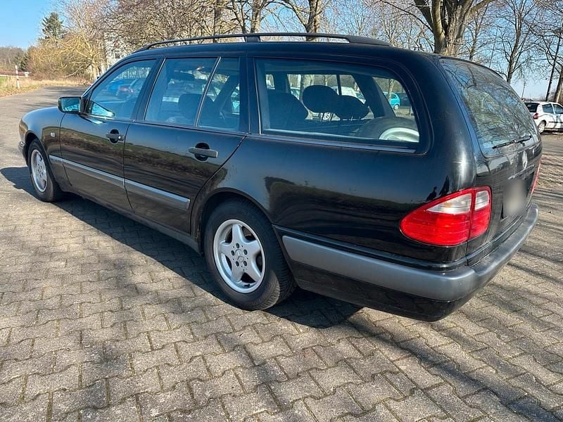 Gebraucht Mercedes E240 Avantgarde 170 PS (125 kW) 1999 Schwarz Kombi