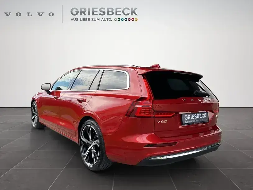 Gebraucht Volvo V60 Ultimate 455 PS (334 kW) 2023 Fusion red / metallic Kombi