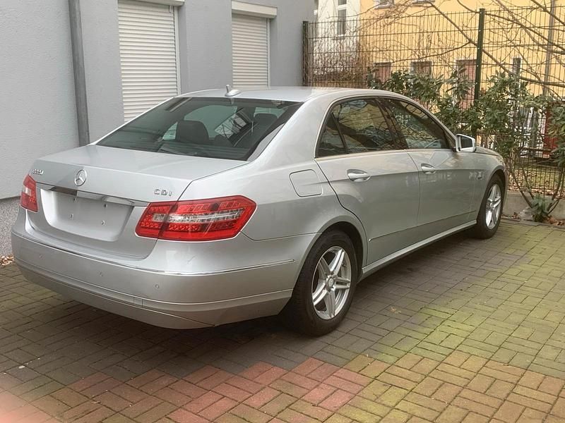 Gebraucht Mercedes E220 Avantgarde 170 PS (125 kW) 2010 Silber Limousine