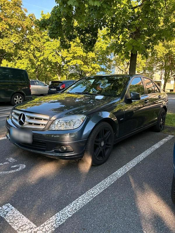 Grau Gebraucht 2010 Mercedes C200 Limousine | 8.300 € (Fairer Preis) - Bild 1/4