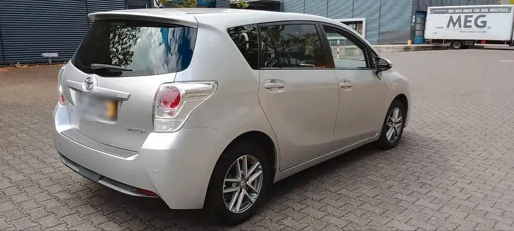 Gebraucht Toyota Verso Skyview Edition 147 PS (108 kW) 2016 Silber Van / Kleinbus